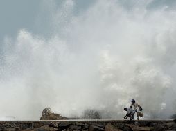 Olas azotan un malecón en el puerto de Chennai, ante el acercamiento del ciclón. AFP/A. Sankar