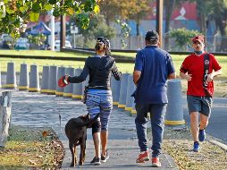 Algunas personas son acompañadas por su pareja o familiares a correr, lo cual está prohibido. EL INFORMADOR/A. Camacho