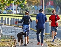 Algunas personas son acompañadas por su pareja o familiares a correr, lo cual está prohibido. EL INFORMADOR/A. Camacho