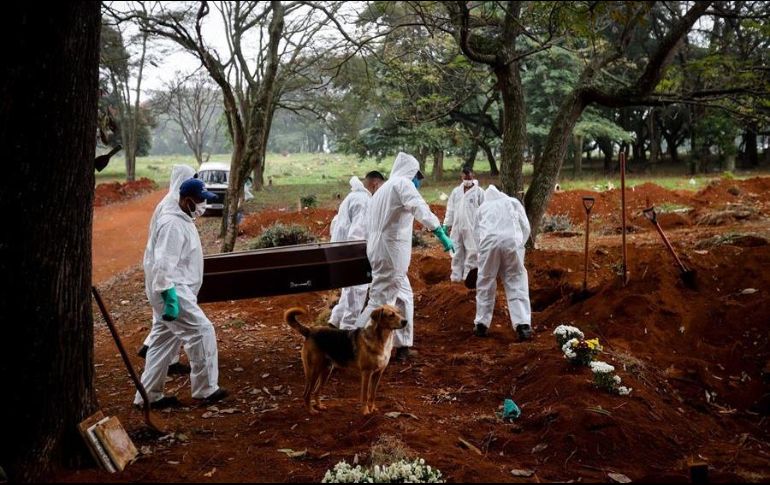 Sepultureros trabajan este 18 de mayo en el cementerio Vila Formosa, en Sao Paulo, Brasil. EFE/F. Bizerra
