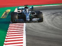 ANSIOSOS. Lewis Hamilton y Mercedes no han podido iniciar con la defensa de sus títulos. CORTESÍA/DAIMLER AG