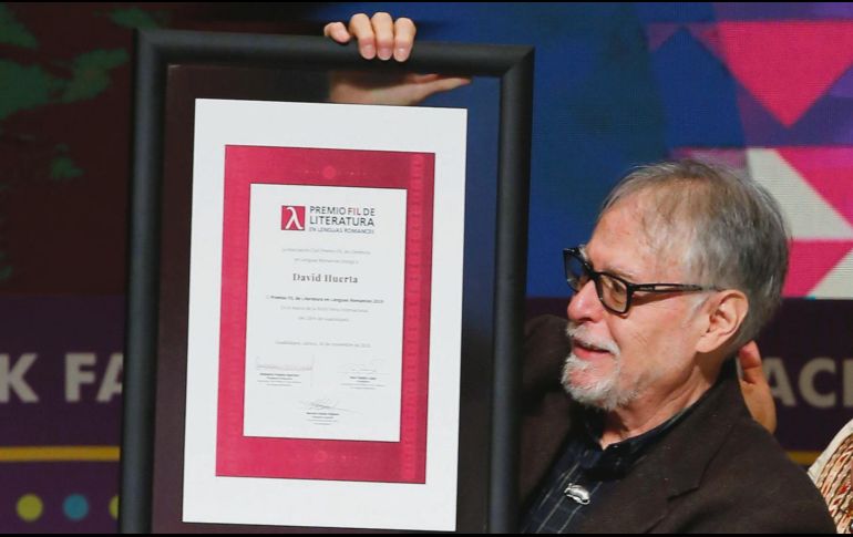 DAVID HUERTA. El poeta se llevó el galardón en la edición pasada de la FIL. EFE