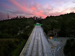 El cielo luce limpio sobre la carretera entre Pasadena y Los Ángeles, vacía por el brote de coronavirus. AP/M. Terrill