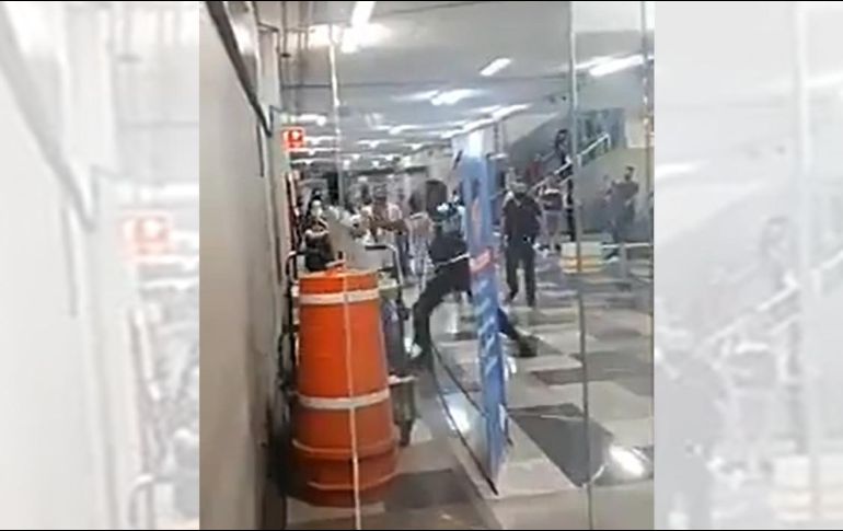 A pesar de encontrarse cerca de una puerta de ingreso, Siteur negó que el guardia fuera empleado de este organismo público descentralizado. TWITTER