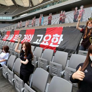 Multan a equipo surcoreano por muñecas inflables en las gradas