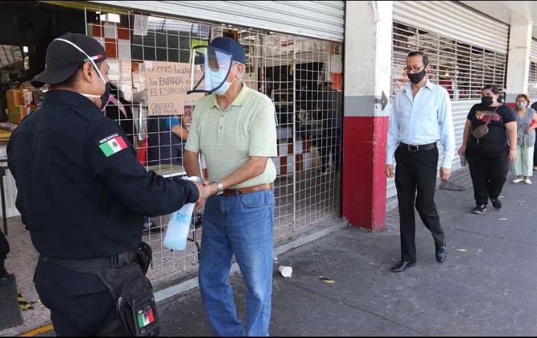 Personas hacen fila para poder ingresar el Mercado Martínez de la Torre, en la Ciudad de México. EFE/J. Pazos