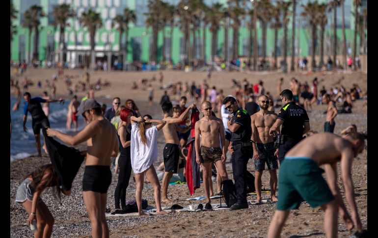 Policías piden a la gente que no se siente.  AP/E. Morenatti