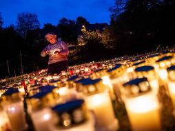 Colocadas en forma de cruz, las velas representan a uno de los ocho mil muertos reportados en el país desde marzo. AFP/J. Schluether