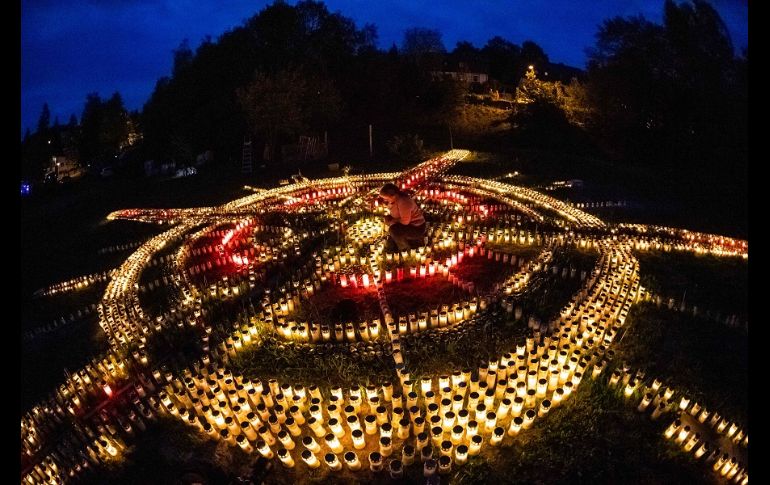 Colocadas en forma de cruz, las velas representan a uno de los ocho mil muertos reportados en el país desde marzo. AFP/J. Schluether