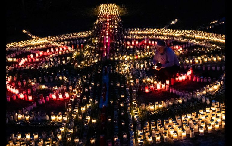 Colocadas en forma de cruz, las velas representan a uno de los ocho mil muertos reportados en el país desde marzo. AFP/J. Schluether