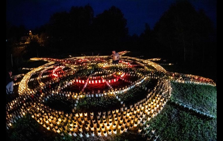 Colocadas en forma de cruz, las velas representan a uno de los ocho mil muertos reportados en el país desde marzo. AFP/J. Schluether