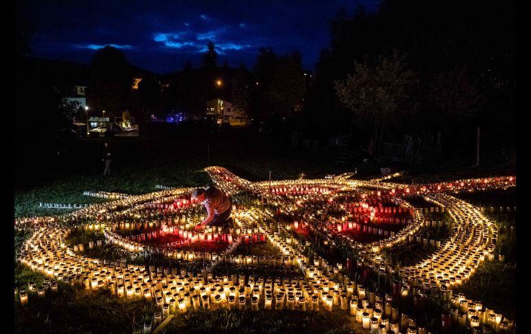 Colocadas en forma de cruz, las velas representan a uno de los ocho mil muertos reportados en el país desde marzo. AFP/J. Schluether
