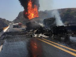 La vía fue cerrada a la circulación mientras los cuerpos de bomberos se encargaban de sofocar el fuego. TWITTER / @PCJalisco