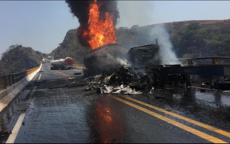 La vía fue cerrada a la circulación mientras los cuerpos de bomberos se encargaban de sofocar el fuego. TWITTER / @PCJalisco