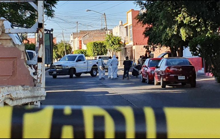 Oficiales patrullaban en las cercanías del mercado Francisco Silva, cuando vecinos los alertaron sobre el cuerpo. EL INFORMADOR /