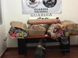 Agentes federales encuentran 39 tubos de PVC, los cuales estaban ocultos, cada uno, en un rollo de tela. ESPECIAL / Guardia Nacional