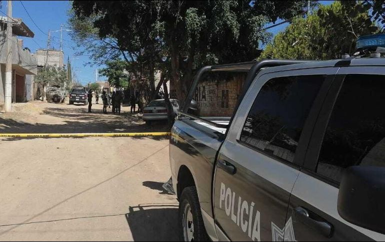 El vehículo donde se encuentra a la víctima había sido abandonado sobre una banqueta, debajo de dos árboles. ESPECIAL