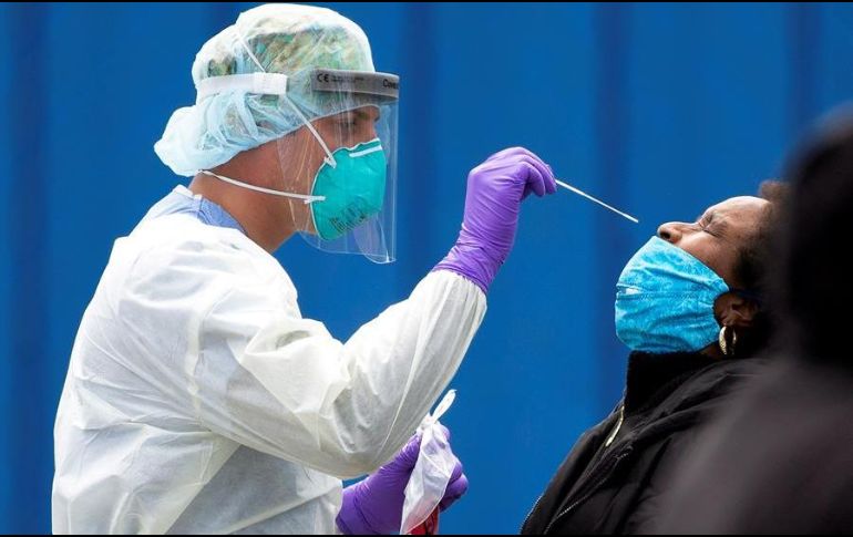 Un médico le practica un test de COVID-19 a una persona en un centro ambulante. EFE/C. Gunther