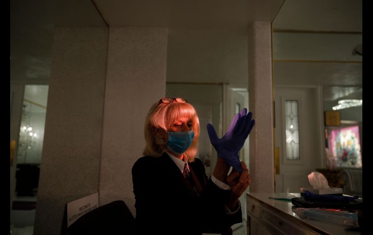 Eunice Weisbart se prepara para oficiar una boda. AP/J. Locher