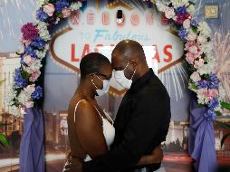 LaTahja Frazie y Laborskie Frazier posan para una foto tras casarse en Las Vegas el 10 de mayo. AP/J. Locher