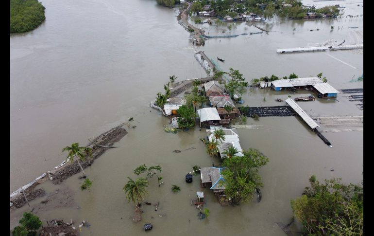 Casas y edificios inundados tras la ruptura de un dique en Shyamnagar, Bangladesh. AFP/M. Uz Zaman