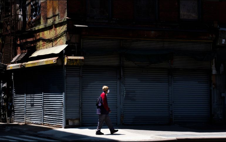 Negocios cerrados en una calle de Nueva York. Los analistas calculan que, sumando todos los programas de prestaciones por desempleo, el paro llega a casi el 18% de la fuerza laboral. EFE/J. Lane