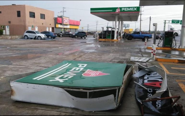 Anuncios espectaculares, señalamientos y postes cayeron debido a la fuerza de la tormenta. TWITTER/@MundoTamaulipas