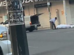 Al darse cuenta del accidente, los empleados se bajaron de la carroza para subir el cuerpo a la unidad. ESPECIAL