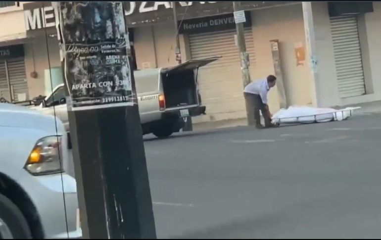 Al darse cuenta del accidente, los empleados se bajaron de la carroza para subir el cuerpo a la unidad. ESPECIAL