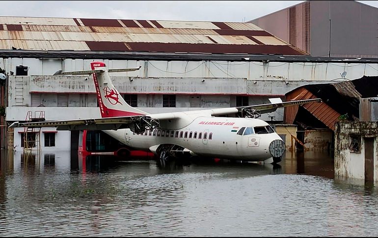 El nivel del agua impide a una aeronave moverse en el aeropuerto de Calcuta, India. AFP