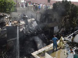 El alcalde Wasim Akhtar dijo que al menos cinco o seis casas fueron destruidas en el accidente. No se supo de inmediato cuántas víctimas hubo en el área residencial. AFP / R. Tabassum
