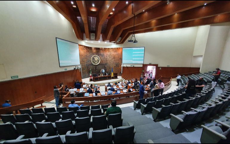 Riñas internas, cubrebocas mal puestos y reclamos abiertos acompañaron la sesión donde se autorizó al gobernador contratar deuda. EL INFORMADOR/R. Rivas