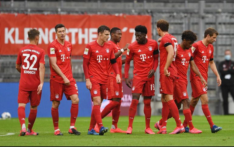 Con contundencia y dominio total, Bayern Múnich goleó este sábado 5-2 el Eintracht Frankfurt para confirmarse como el líder. EFE / A. Gebert