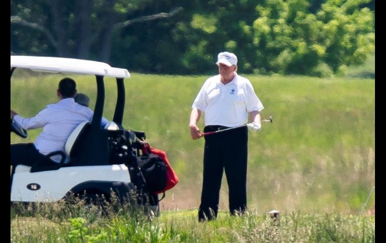 El presidente volvió a uno de sus campos de golf después de 75 días. EFE/J. Lo Scalzo
