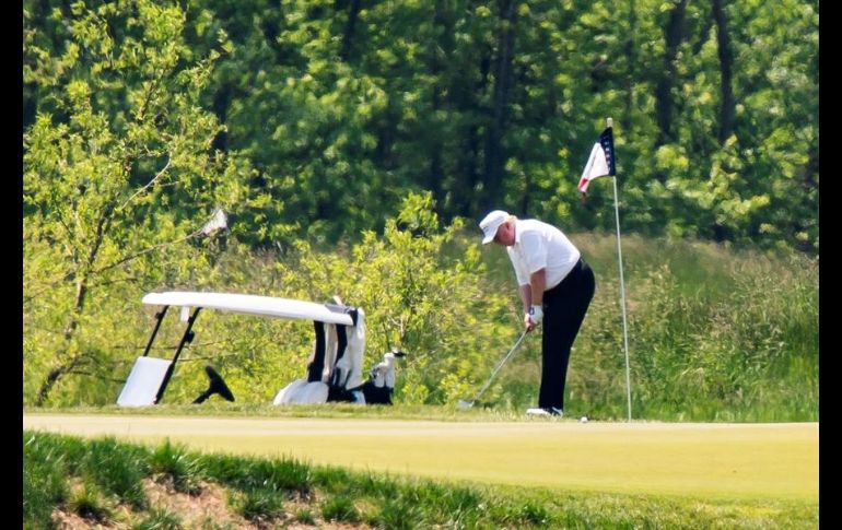 El presidente volvió a uno de sus campos de golf después de 75 días. EFE/J. Lo Scalzo