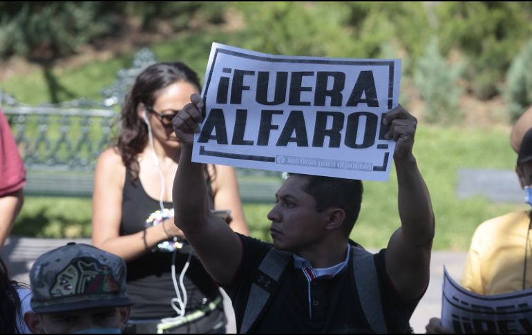 Los manifestantes denuncian que deben gastar hasta cinco mil pesos para adquirir los artículos necesarios para la reapertura. EL INFORMADOR/F. Atilano