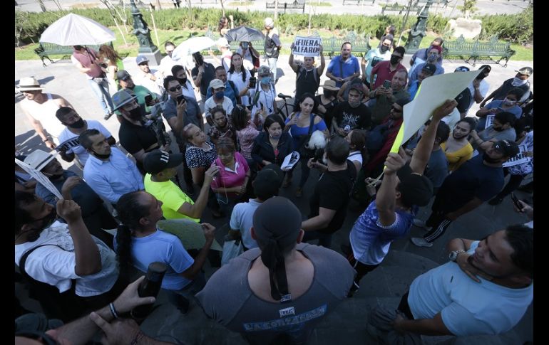 Los manifestantes denuncian que deben gastar hasta cinco mil pesos para adquirir los artículos necesarios para la reapertura. EL INFORMADOR/F. Atilano