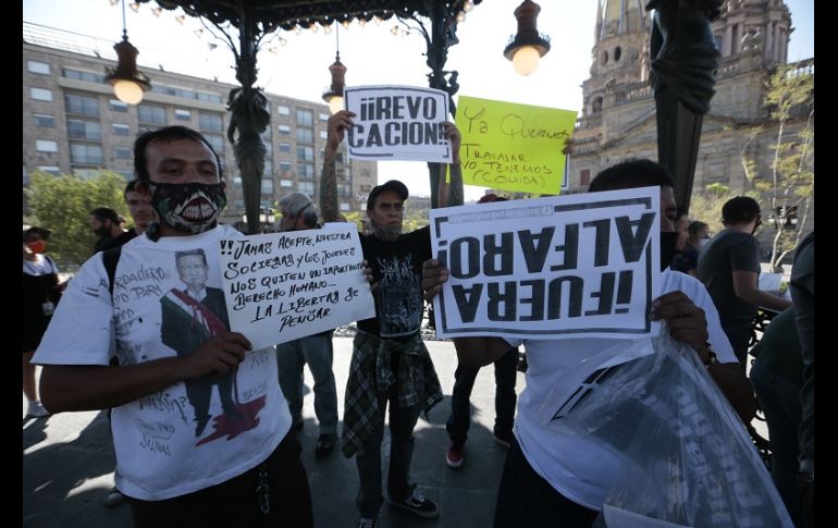 Los manifestantes denuncian que deben gastar hasta cinco mil pesos para adquirir los artículos necesarios para la reapertura. EL INFORMADOR/F. Atilano