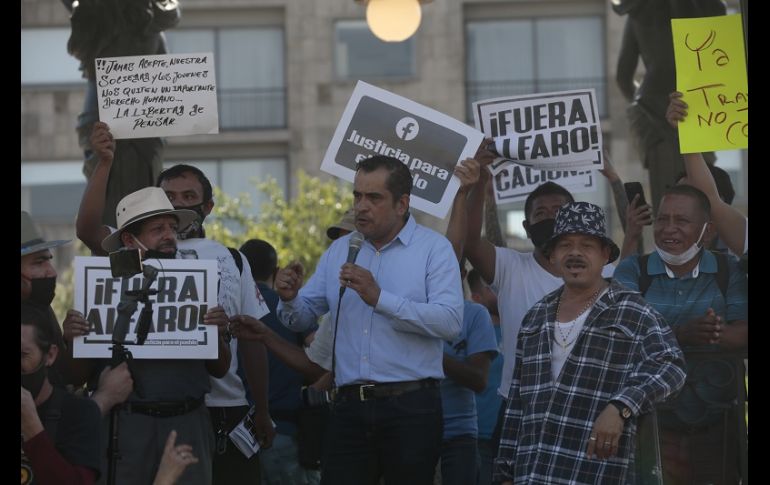 Los manifestantes denuncian que deben gastar hasta cinco mil pesos para adquirir los artículos necesarios para la reapertura. EL INFORMADOR/F. Atilano
