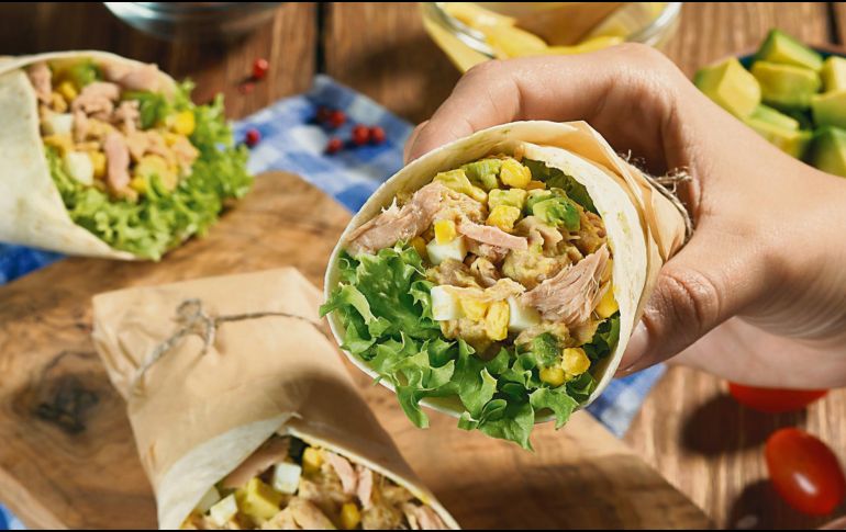 Wrap de atún. Este delicioso platillo va acompañado con aguacate y huevo. ESPECIAL