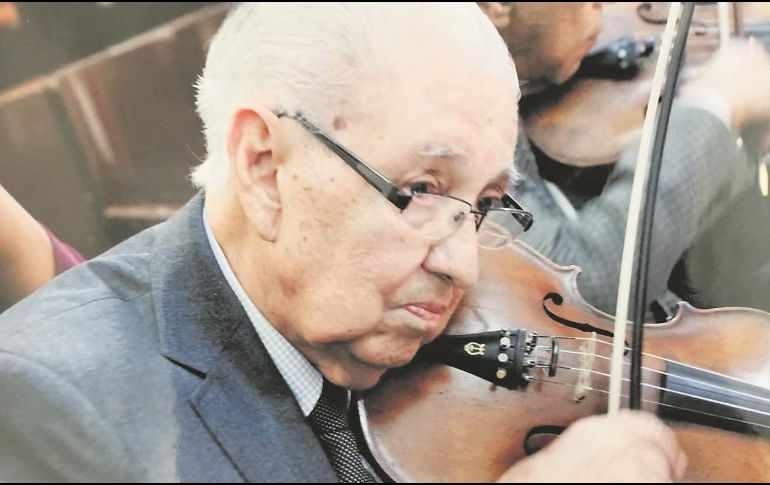Su pasión por la música llevó al músico Salvador Zambrano a ser ampliamente reconocido y respetado. ESPECIAL