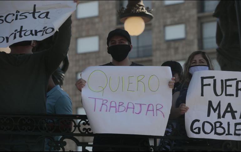 Las personas que protestaron ayer frente al Palacio de Gobierno fueron convocadas por la organización “Desobediencia Civil”; exigieron que las autoridades agilicen la reapertura de los establecimientos. EL INFORMADOR/F. Atilano