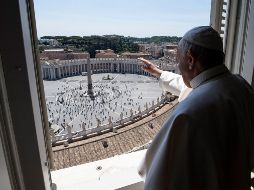 Francisco se asomó por la ventana y saludo a la gente que estaba en la plaza al término de la bendición. EFE / Vatican Media