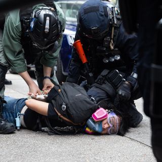 Policía de Hong Kong lanza gas lacrimógeno a manifestantes