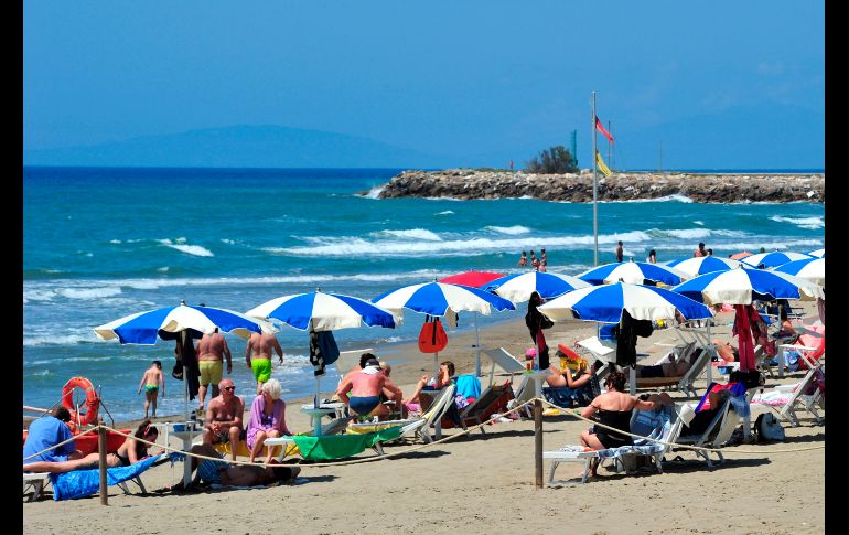Personas toman el Sol en Castiglione della Pescaia, en la Tuscanía italiana. AP/LaPresse/J. Lorenzini