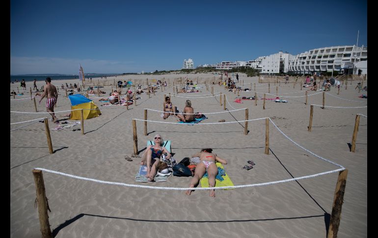 En esta playa en La Grande Motte se colocaron áreas marcadas para respetar la distancia social. AP/D. Cole