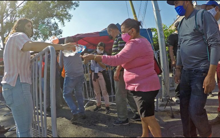Pese a que en la entrada los inspectores pedían a los asistentes traer el cubrebocas dentro de su recorrido, muchas de las personas se lo retiraban. EL INFORMADOR / A. Camacho