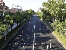 Habitantes practican deporte en el Paseo de la Castellana, este domingo, en Madrid, en la víspera de que entre en la fase 1 de la desescalada. EFE/Ballesteros