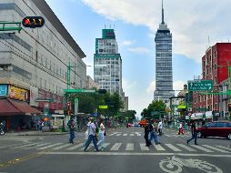 Advierten los riesgos de reabrir por completo porque la proporción de la población que ha estado expuesta al coronavirus es muy baja. EFE/J. Núñez