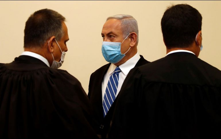 Benjamín Netanyahu (c) acude este domingo a la primera sesión de su juicio por corrupción en la Corte de Distrito de Jerusalén. EFE/R. Zvulun